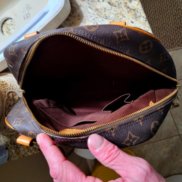 Louis Vuitton Handbag - Picture 3 of 4